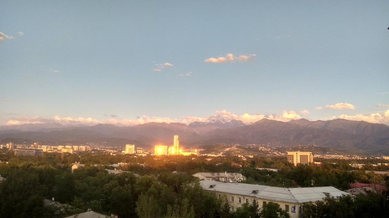 "Картина Горных Вершин" Квартира- "Mountain View" Apartment Alma-Ata Buitenkant foto