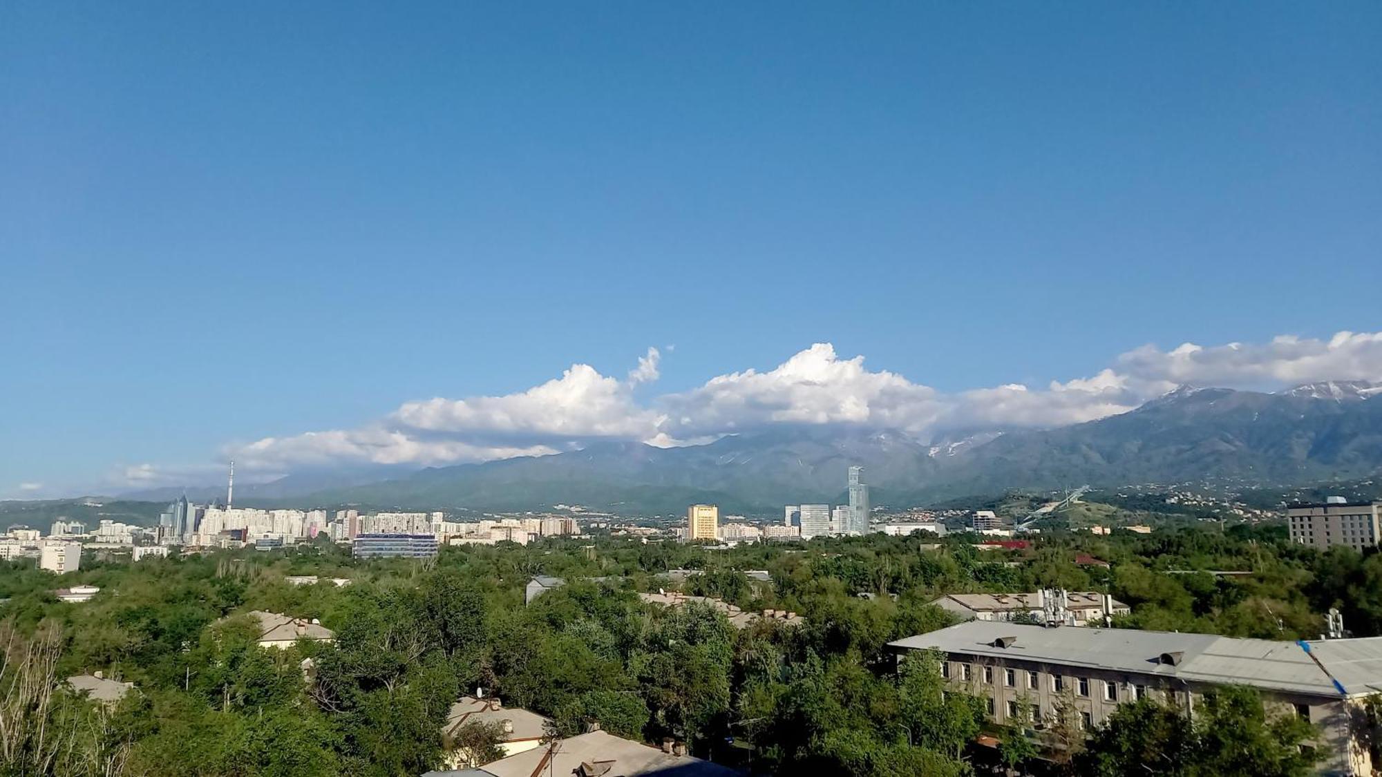 "Картина Горных Вершин" Квартира- "Mountain View" Apartment Alma-Ata Buitenkant foto
